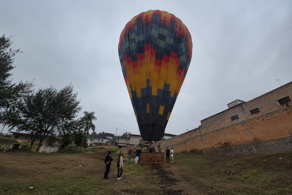 Bal&atilde;o que pousaria em Brumadinho muda rota por causa do vento e desce em &aacute;rea residencial