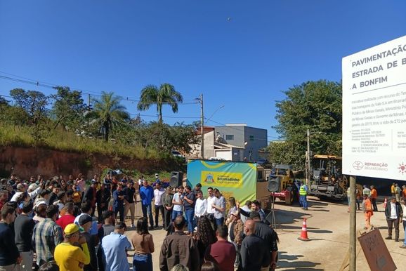 Brumadinho inicia aplica&ccedil;&atilde;o de asfalto na estrada para Bonfim