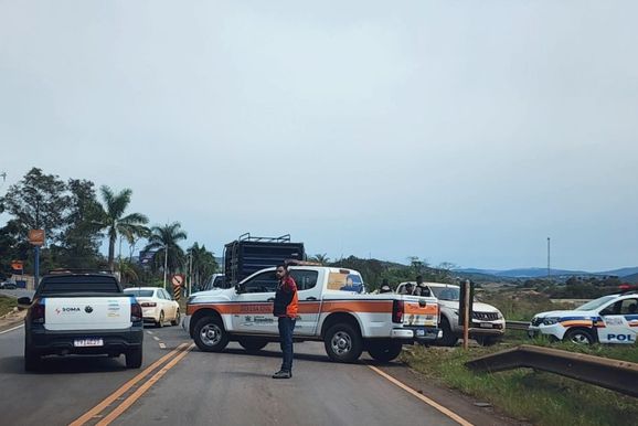 Batida entre dois ve&iacute;culos altera tr&acirc;nsito na MG-040, em Brumadinho