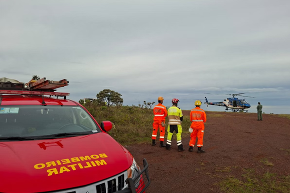 Homem &eacute; retirado de carro ap&oacute;s ve&iacute;culo despencar na Serra do Rola-Mo&ccedil;a