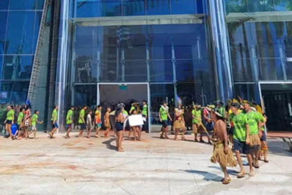 Protesto de ind&iacute;genas ocupa sede da Vale em busca de realoca&ccedil;&atilde;o da Aldeia Katur&atilde;ma