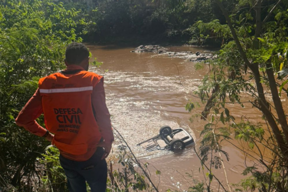 Carro desce em dire&ccedil;&atilde;o ao Rio Paraopeba e fica parcialmente submerso em Brumadinho