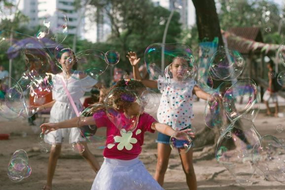 Festival de Bolhas Gigantes promove tarde de brincadeiras em Brumadinho