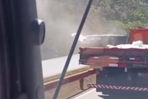 Motorista flagra tombamento de carreta seguido por colis&atilde;o na BR-381, em Brumadinho