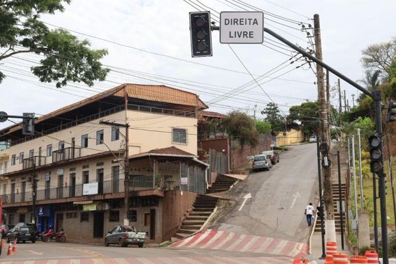Novo sem&aacute;foro come&ccedil;a a operar em modo de alerta em Brumadinho
