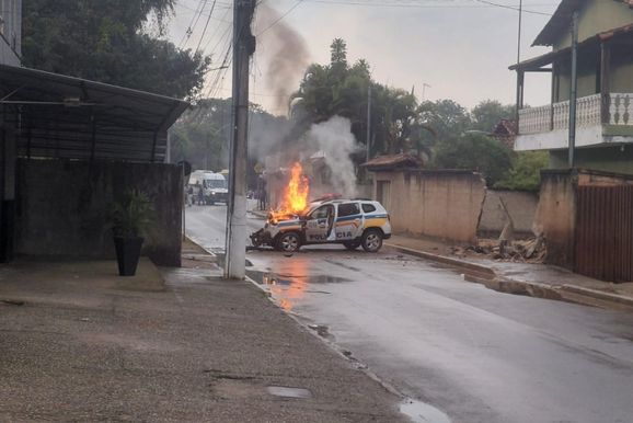 Viatura da PM se envolve em acidente e ve&iacute;culo pega fogo em Brumadinho