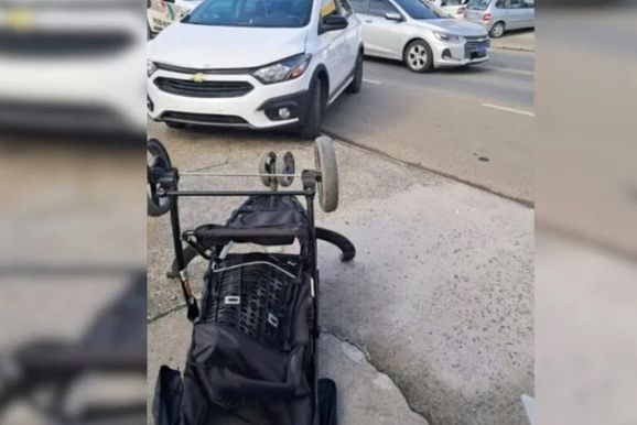 Beb&ecirc; de tr&ecirc;s meses e m&atilde;e s&atilde;o atropelados ap&oacute;s acidente entre dois carros em SC