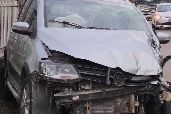 Casal de idosos fica ferido em colis&atilde;o frontal entre carro e carreta em Brusque