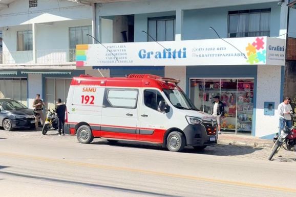 Colis&atilde;o entre motocicletas deixa tr&ecirc;s pessoas feridas em Brusque