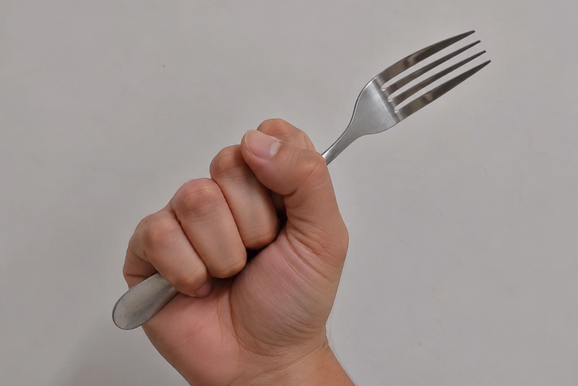 Homem &eacute; preso ap&oacute;s atacar enteados com garfo e soco por se irritar com choro de beb&ecirc;