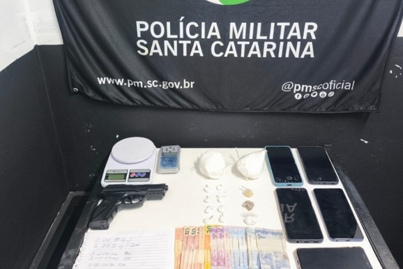 Homem &eacute; preso e dois adolescentes s&atilde;o apreendidos por tr&aacute;fico no bairro Steffen