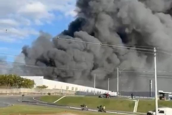 Inc&ecirc;ndio de grandes propor&ccedil;&otilde;es atinge f&aacute;brica da Colcci