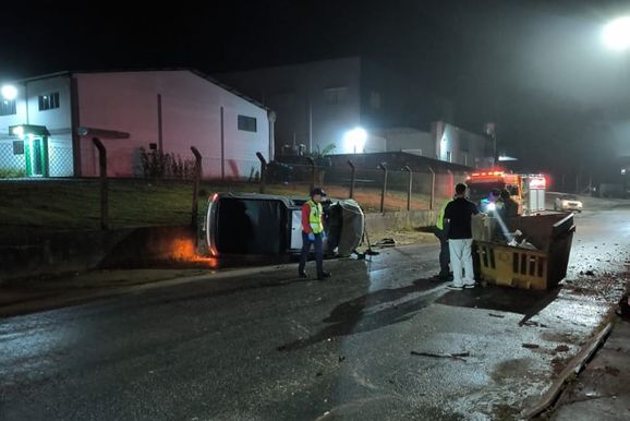 Motorista fica ferido ap&oacute;s colidir carro contra ca&ccedil;amba de entulho em Brusque