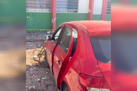 Motorista passa mal, perde o controle do carro e bate contra muro de escola em Brusque