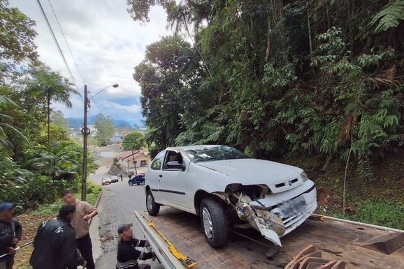 Motorista perde controle durante manobra e carro capota em Brusque