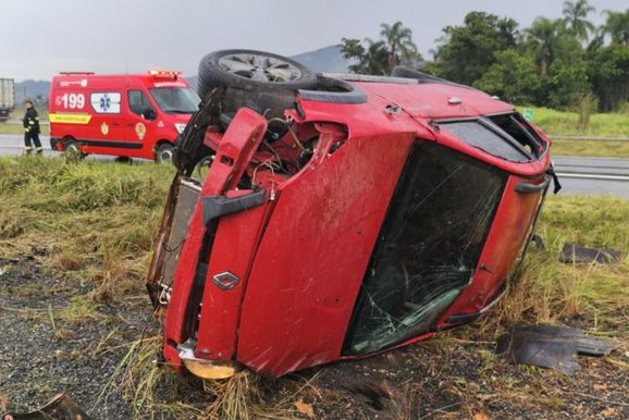 Motorista perde o controle, capota carro e fica ferida na BR-470