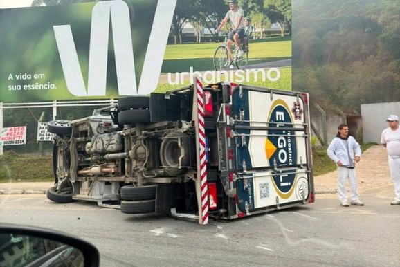 Motorista perde o controle e caminh&atilde;o tomba na Ant&ocirc;nio Heil, em Brusque
