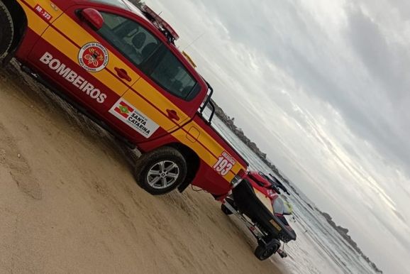 Pescador morre ap&oacute;s cair de cost&atilde;o em praia de SC