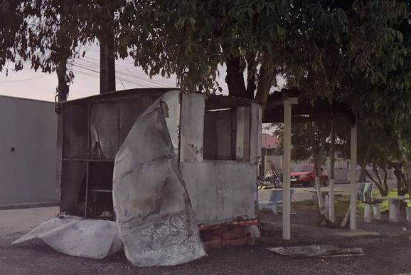 Trailer de lanches &eacute; destru&iacute;do por inc&ecirc;ndio criminoso em Canelinha