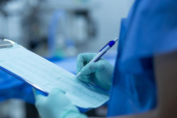 Adolescente perde test&iacute;culo ap&oacute;s atraso no diagn&oacute;stico m&eacute;dico e cidade &eacute; condenada em SC