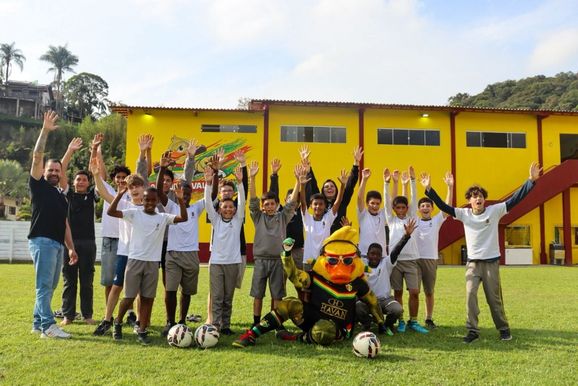 Alunos de escolas municipais conhecem rotina do Brusque FC no CT Ninho do Marreco