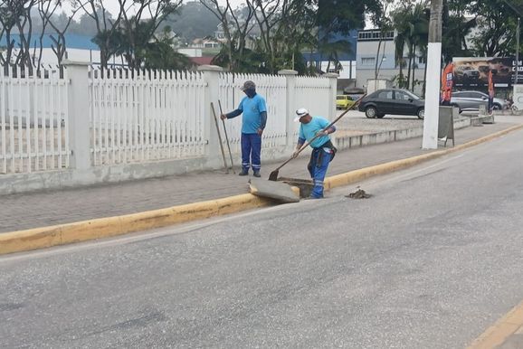 Bocas de lobo passam por limpeza e desobstru&ccedil;&atilde;o em bairros de Brusque