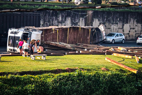 Bombeiros atualizam estado de motoristas ap&oacute;s caminh&atilde;o tombar e atingir Fiorino em Brusque