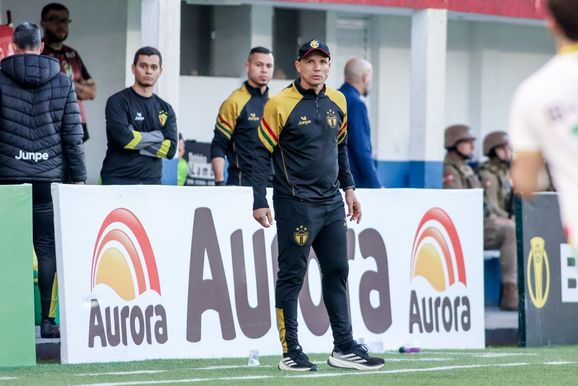 Brusque ter&aacute; desfalques no meio-campo e pode poupar titulares contra o Guarani