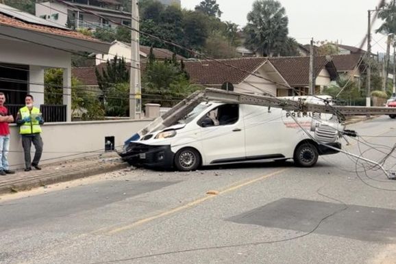 Carro atinge poste e deixa parte de bairro sem energia em Guabiruba
