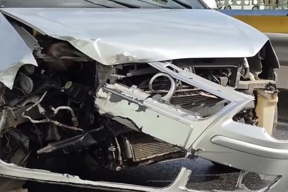 Carro bate em guard rail e roda na pista no centro de Brusque
