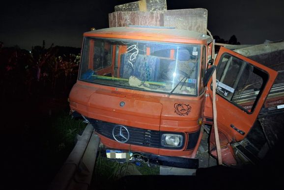 Carro bate na traseira de caminh&atilde;o, capota e atinge outro ve&iacute;culo na Ant&ocirc;nio Heil
