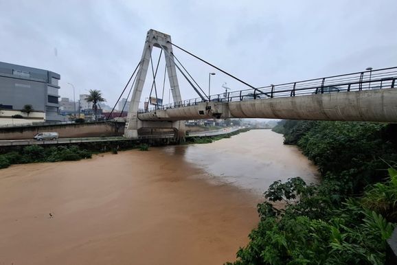 Chuva provoca deslizamento e quedas de muro em bairros de Brusque