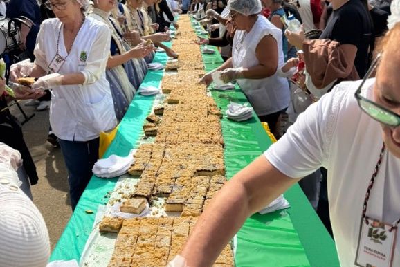 Cuca gigante &eacute; servida em celebra&ccedil;&atilde;o aos 166 anos de Brusque 
