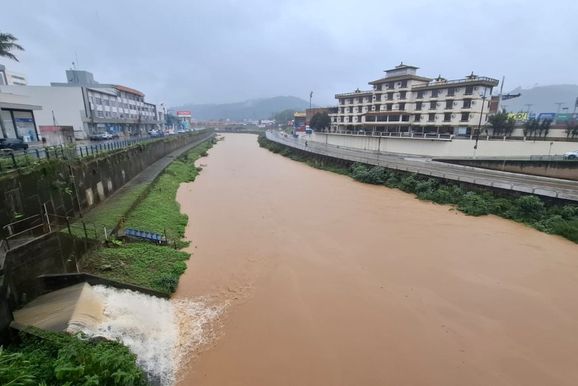 Defesa Civil alerta moradores de &aacute;reas de risco ap&oacute;s alto volume de chuva em Brusque
