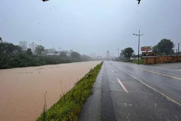 Defesa Civil de Brusque atualiza alerta para o risco de temporais at&eacute; ter&ccedil;a-feira 