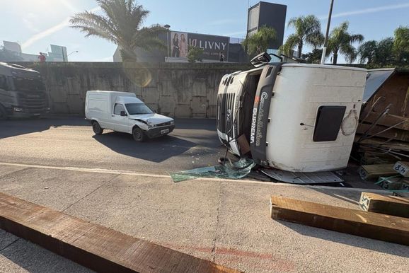 &ldquo;Eu nasci de novo&rdquo;, diz motorista que teve Fiorino atingida por carreta na Beira Rio