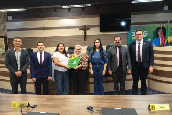 Fam&iacute;lias recebem documentos para formalizar propriedade de im&oacute;veis em Brusque