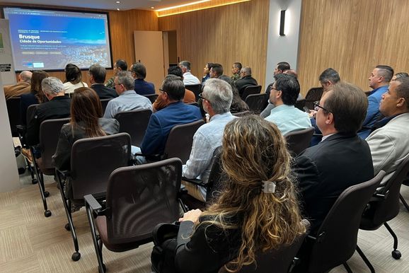 For&ccedil;as Armadas visitam Brusque para conhecer capacidade da ind&uacute;stria local