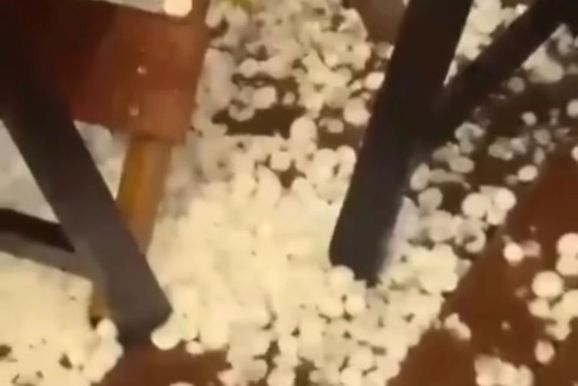 Forte chuva de granizo atinge norte da ilha em Florian&oacute;polis