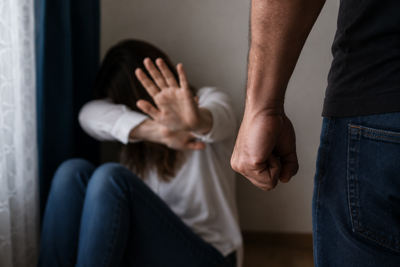 Homem &eacute; preso ap&oacute;s acordar esposa com soco e mant&ecirc;-la dentro de casa em Gaspar