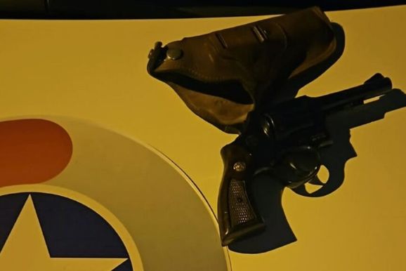 Homem &eacute; preso com rev&oacute;lver enquanto aguardava ex-funcion&aacute;rio para cobrar d&iacute;vida