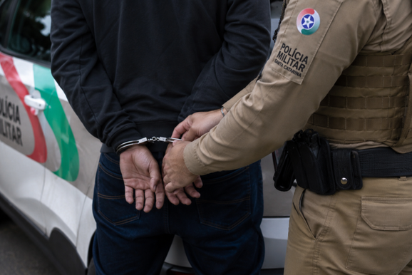 Homem &eacute; preso depois de furtar com&eacute;rcio e loja na mesma madrugada