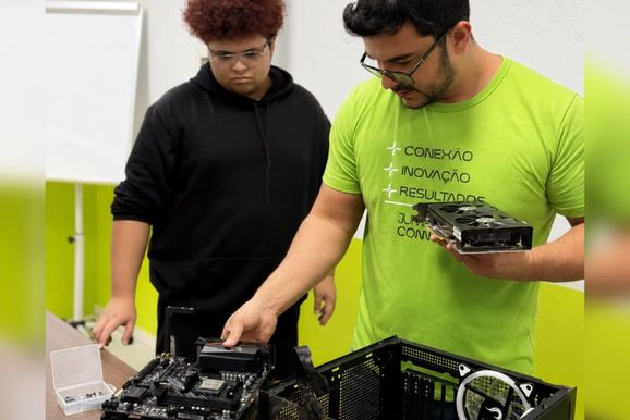 Jumper Brusque lan&ccedil;a curso que ensina jovens a montar e fazer manuten&ccedil;&atilde;o de PCs