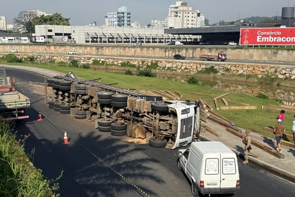 Motorista fica ferido ap&oacute;s caminh&atilde;o tombar na Beira Rio, em Brusque
