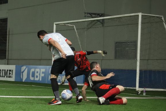 Quatro bairros seguem na briga pelo t&iacute;tulo do futebol su&iacute;&ccedil;o s&ecirc;nior dos Jogos Comunit&aacute;rios