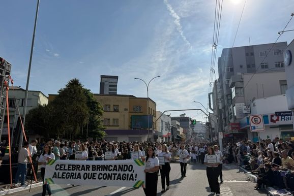 Tradicional desfile de 4 de Agosto re&uacute;ne grande p&uacute;blico e celebra os 166 anos de Brusque