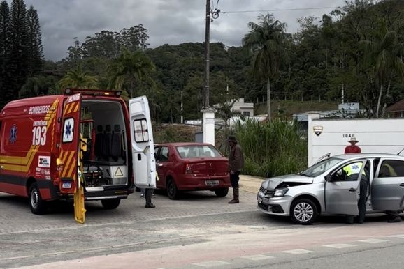 Colis&atilde;o entre dois carros mobiliza Corpo de Bombeiros em Guabiruba 