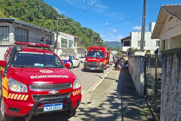 Acidente entre carro e moto deixa motociclista gravemente ferido no &Aacute;guas Claras