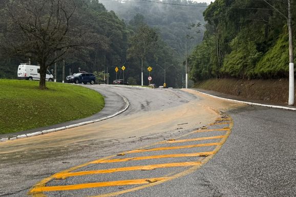 Adutora rompe e grande quantidade de &aacute;gua atinge rua Herc&iacute;lio Luz em Brusque