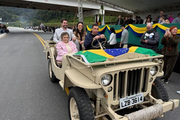 Atropelada por jipe em 2025, Dona Irene volta ao desfile em carro com prefeito em Brusque